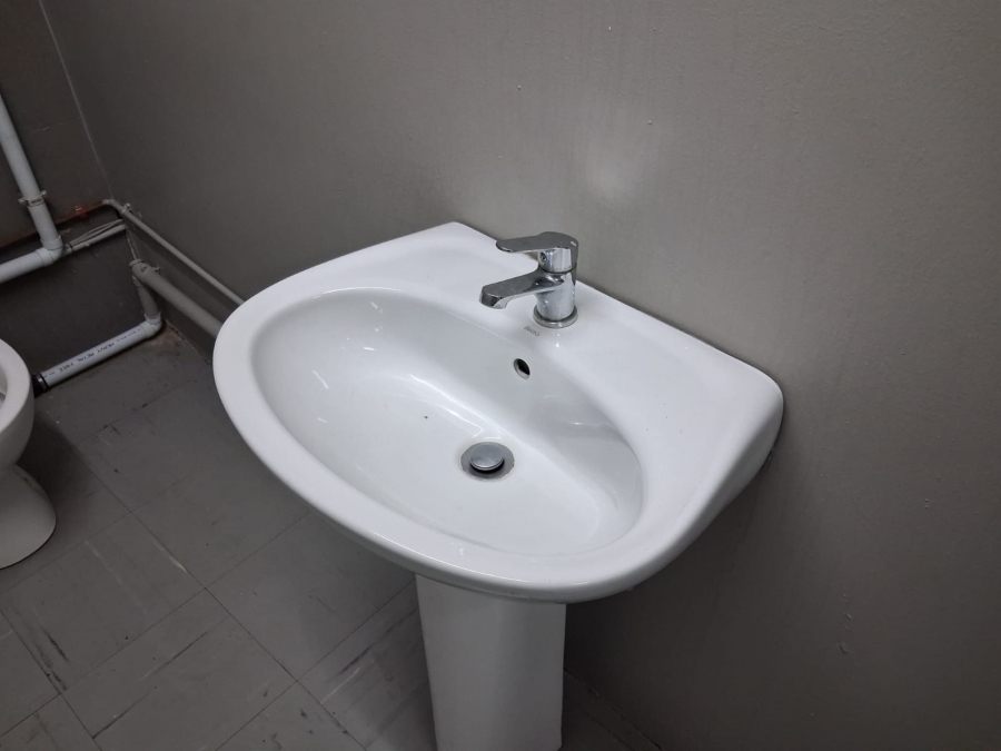 To Let Commercial Property for Rent in Quigney Eastern Cape